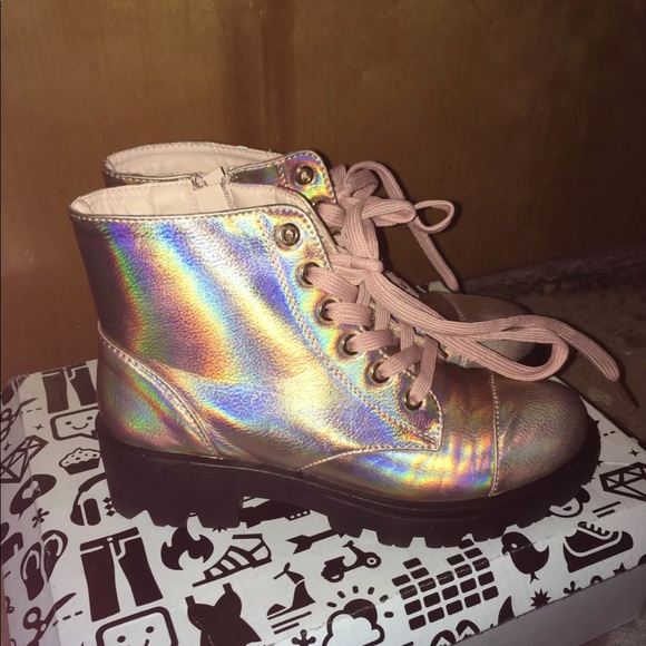 Super cute pink holographic boots - Picture 2 of 7